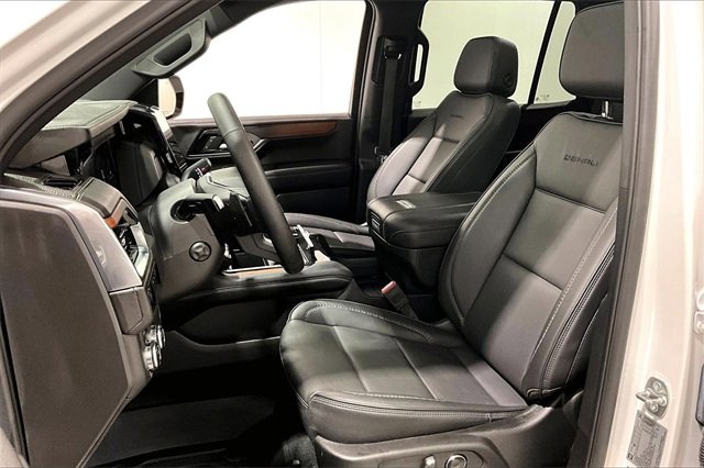 Used 2025 GMC Yukon Denali w/ Sun & Power Step Package image 21