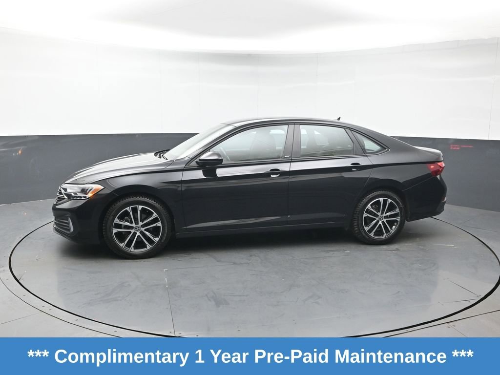 Used 2023 Volkswagen Jetta Sport image 2