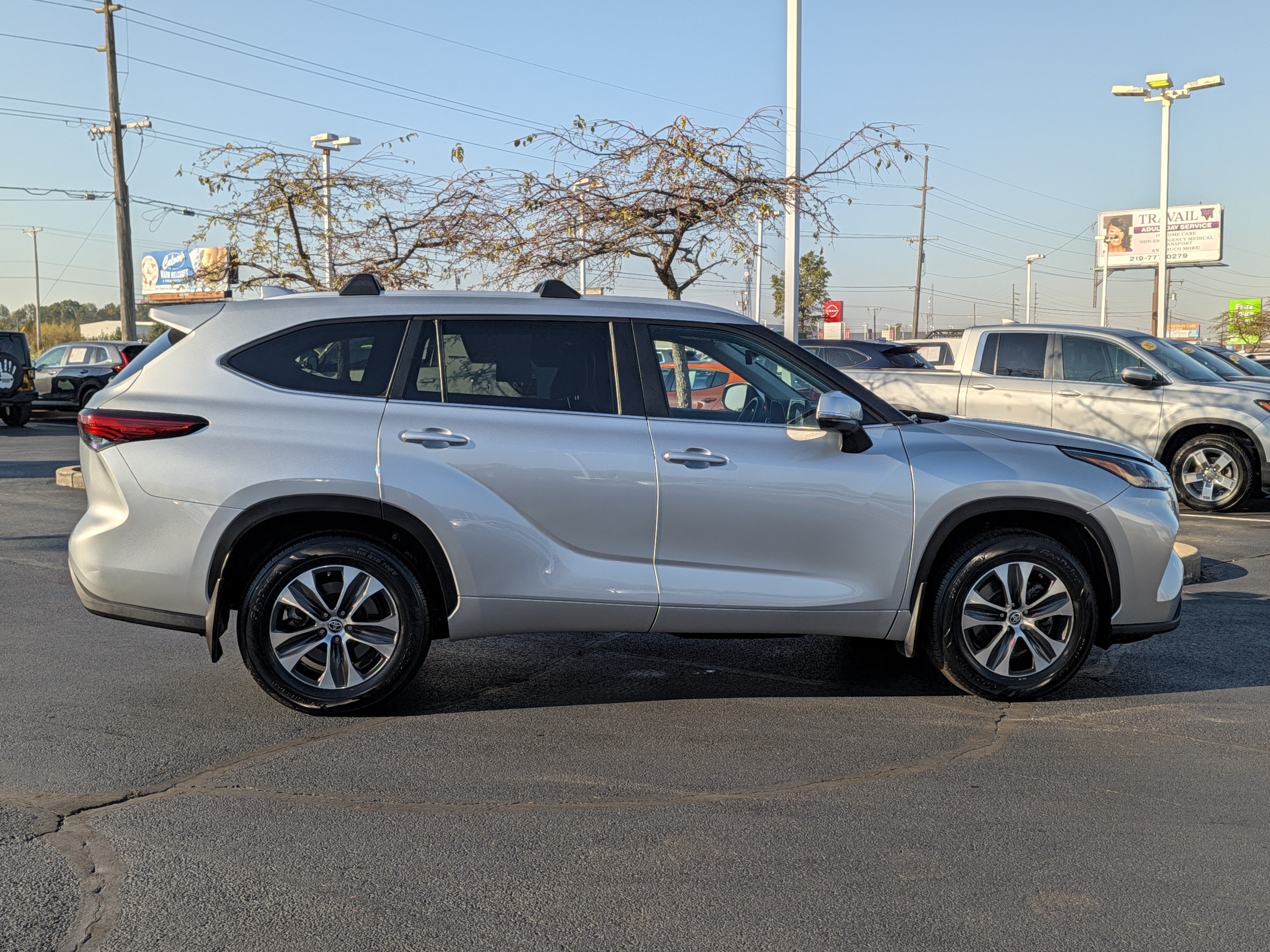 Used 2023 Toyota Highlander XLE AWD/4WD image 9