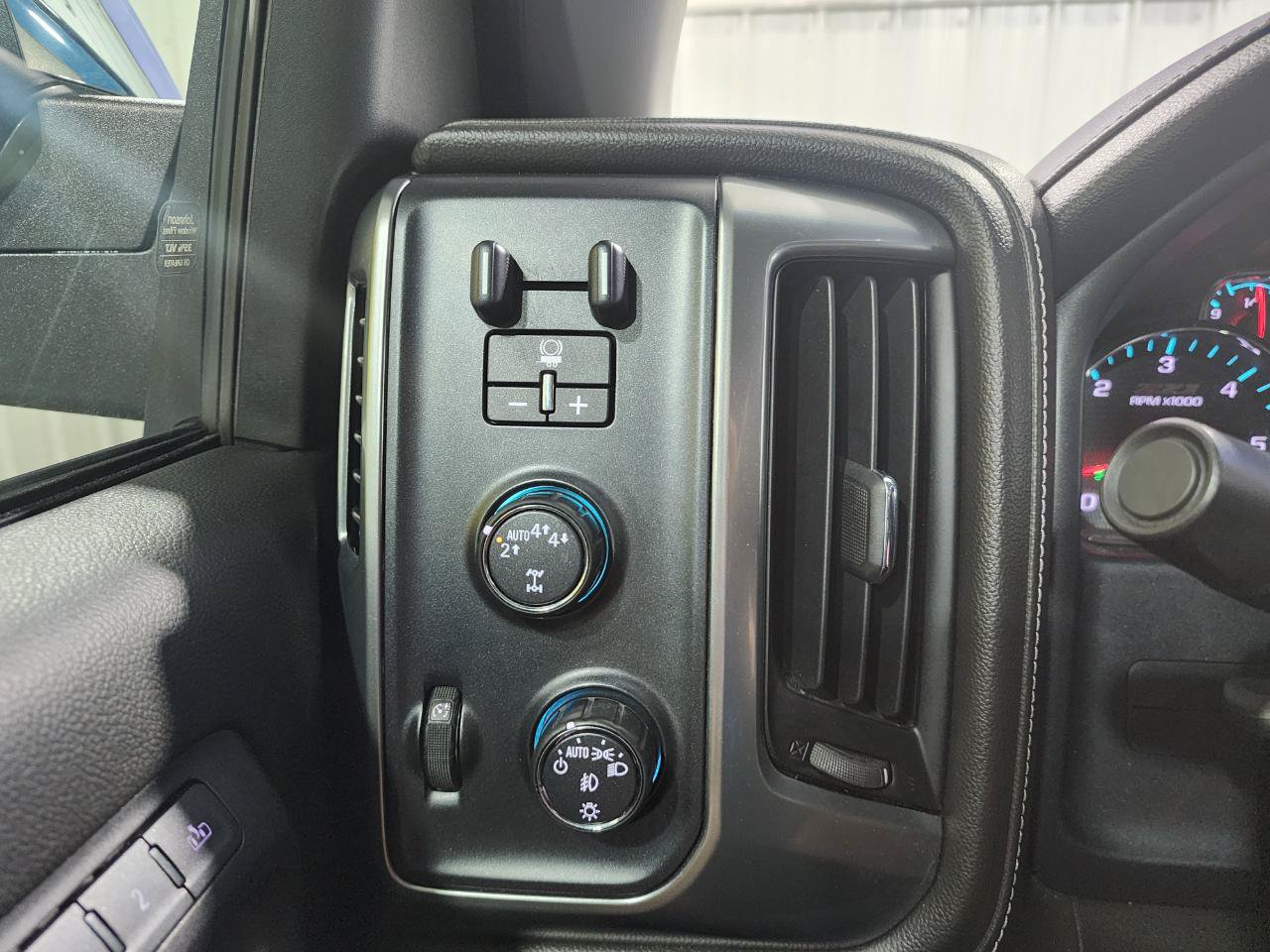 Used 2017 Chevrolet Silverado 1500 LTZ Z71 w/ LTZ Plus Package AWD/4WD image 12