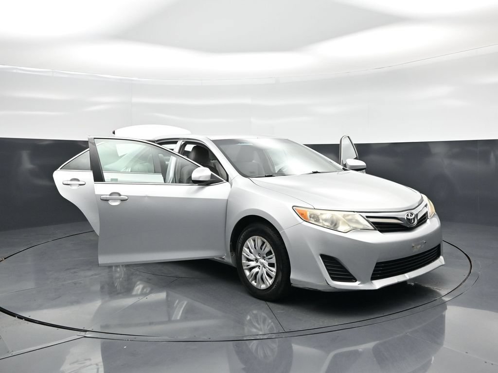 Used 2014 Toyota Camry LE FWD image 25