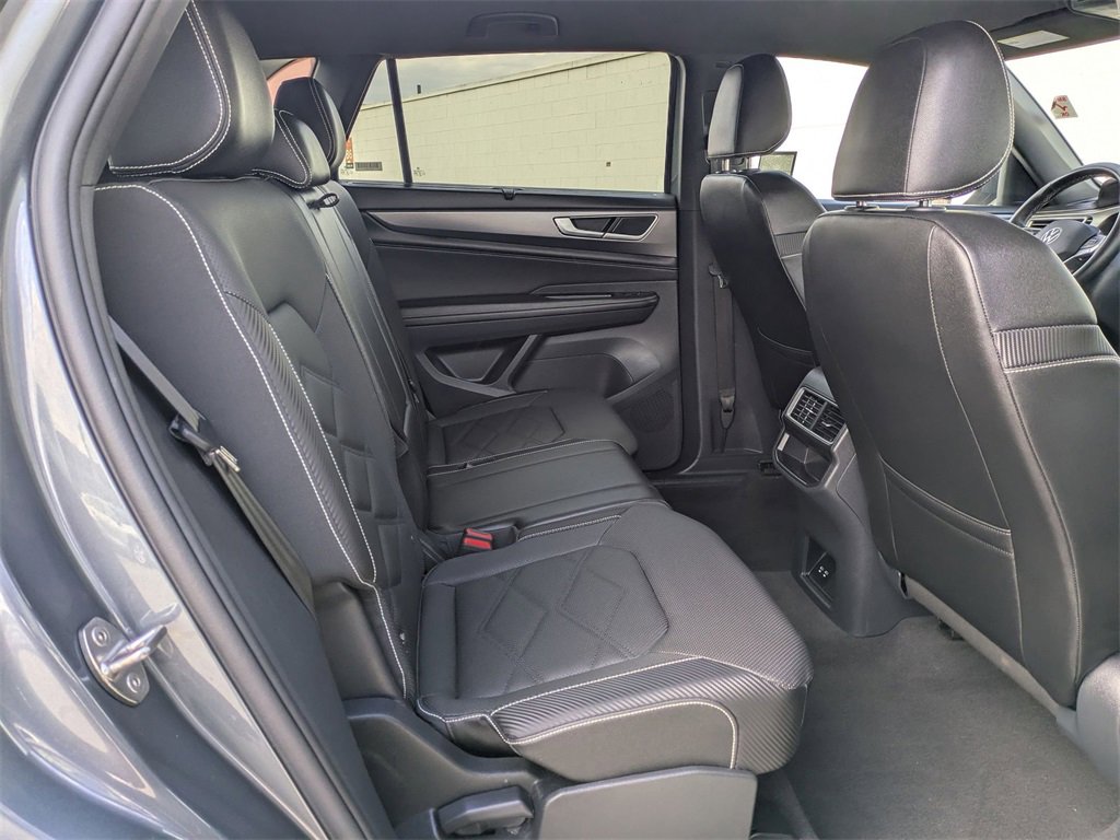 Used 2025 Volkswagen Atlas Cross Sport SE image 31