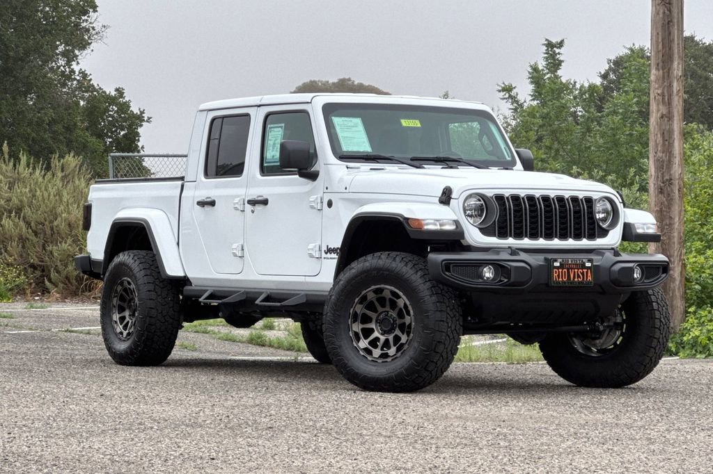 Used 2025 Jeep Gladiator Sport AWD/4WD image 2