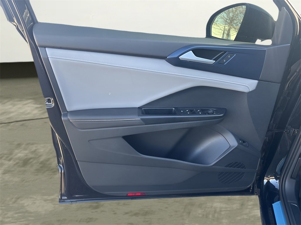 Used 2024 Volkswagen Taos SE w/ Panoramic Sunroof Package image 11