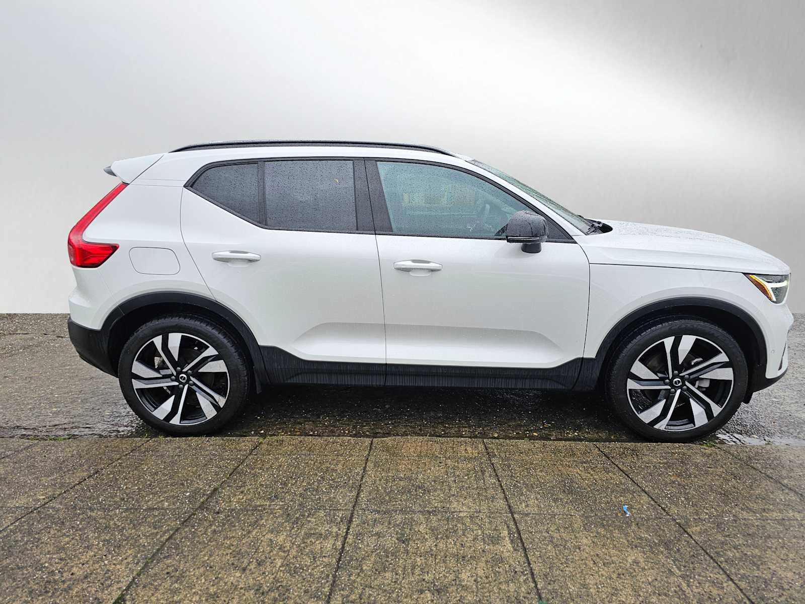 Certified 2024 Volvo XC40 B5 Ultimate w/ Protection Package Premier image 2