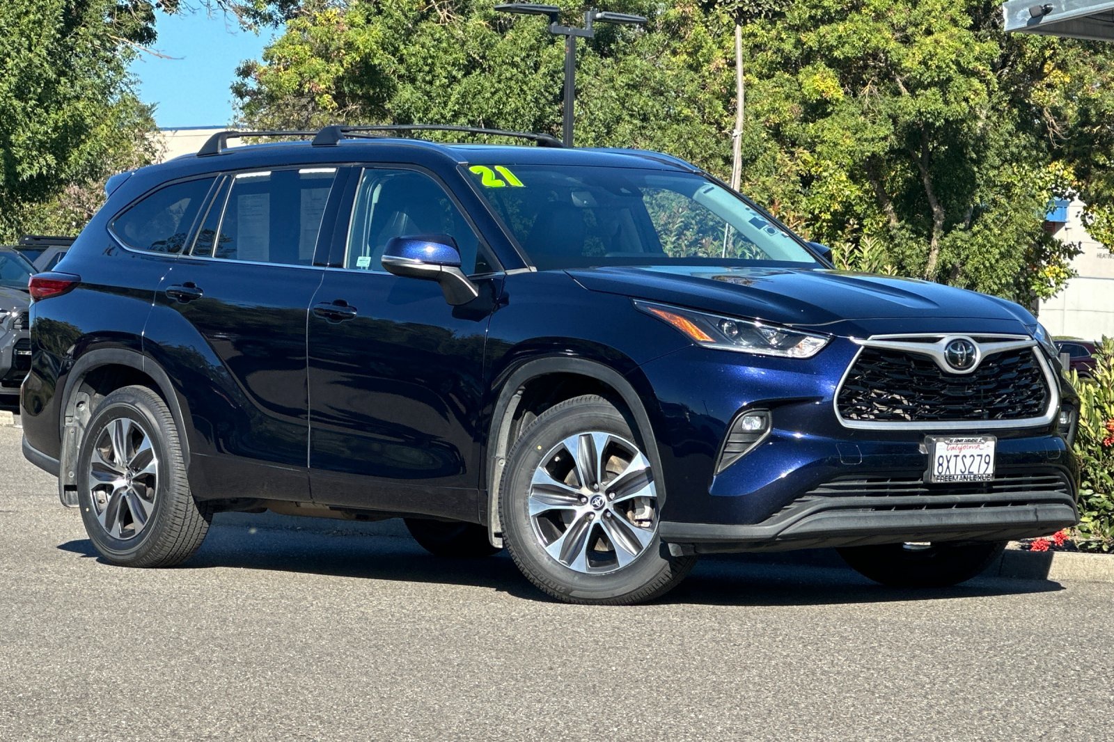 Used 2021 Toyota Highlander XLE image 2