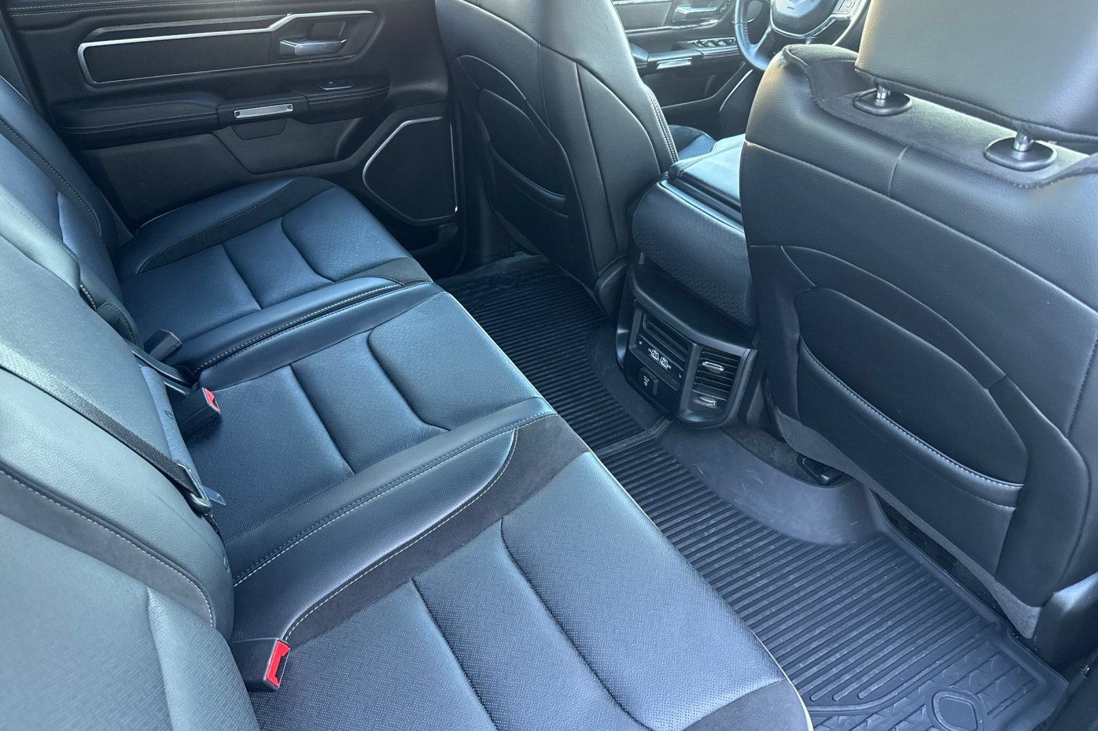 Used 2024 RAM 1500 Laramie AWD/4WD image 18