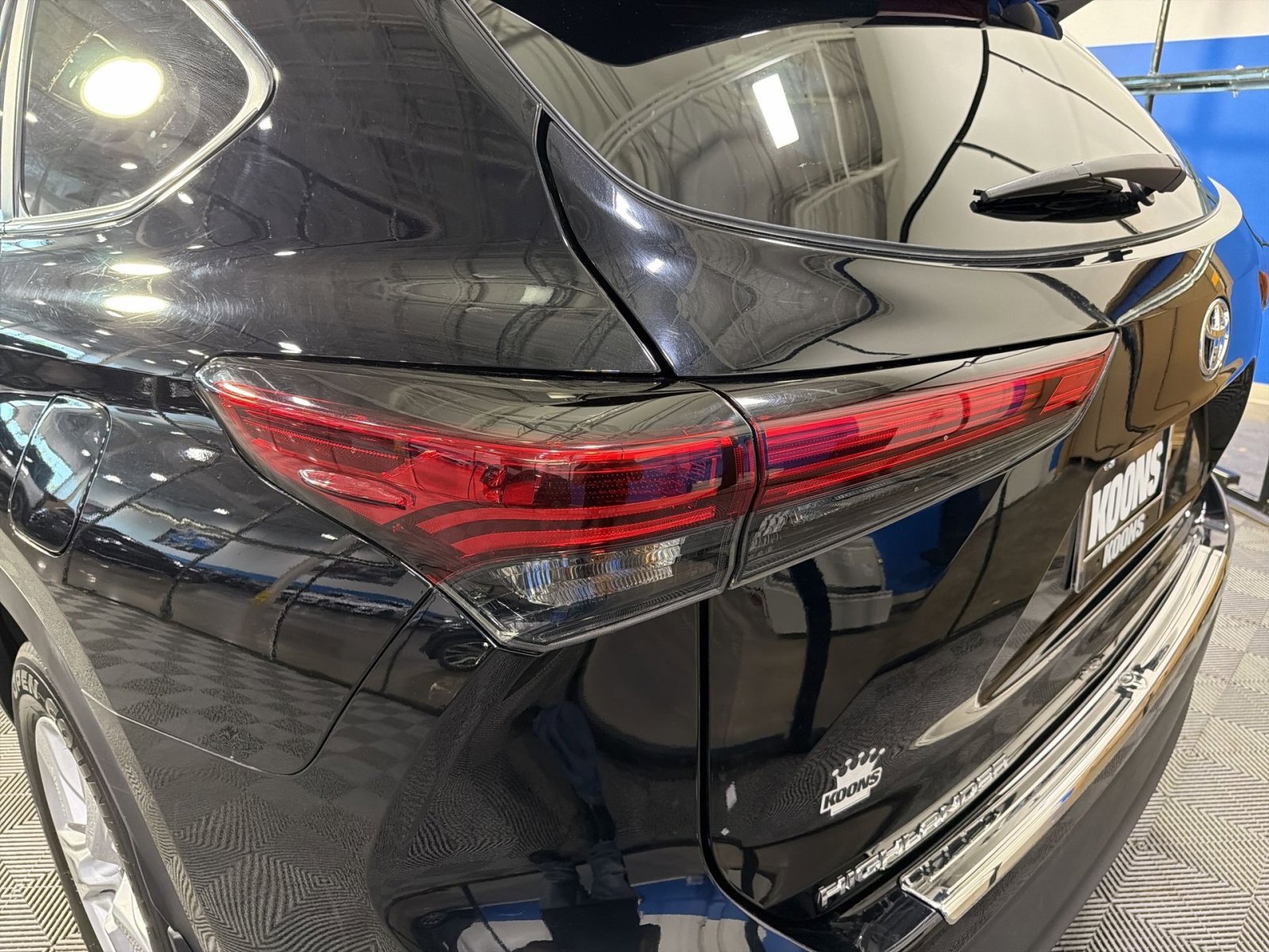 Used 2023 Toyota Highlander L AWD/4WD image 37
