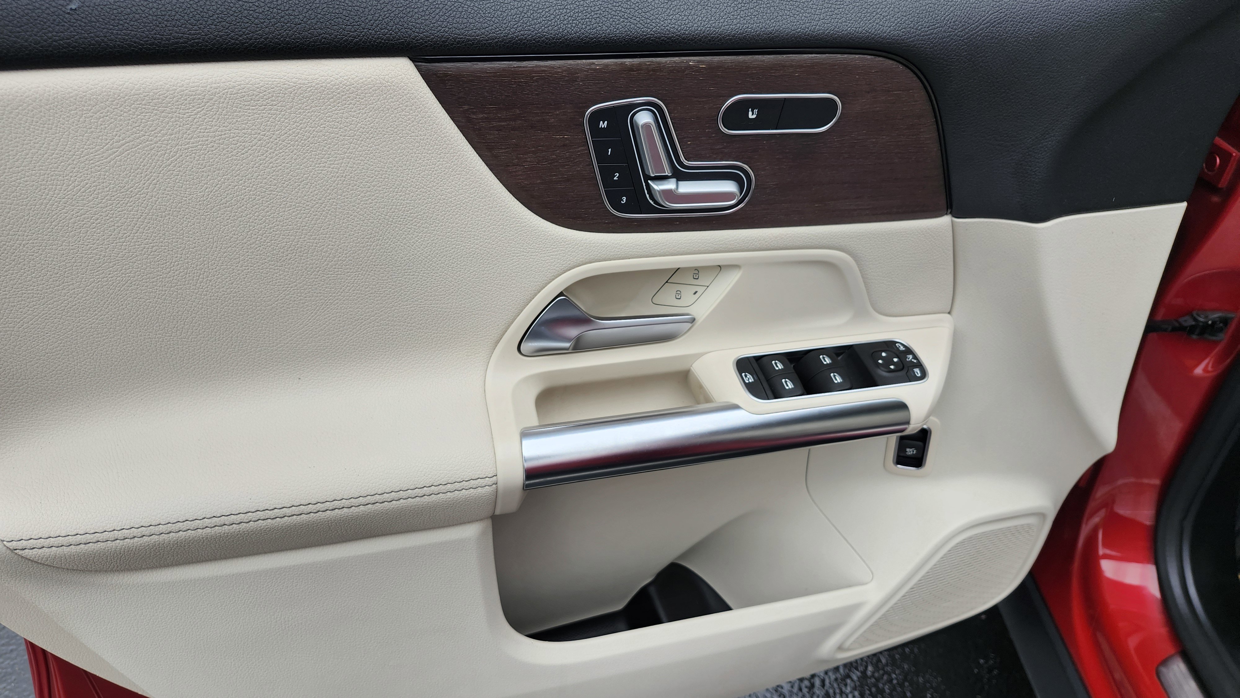 Used 2021 Mercedes-Benz GLA 250 4MATIC w/ Premium Package image 20