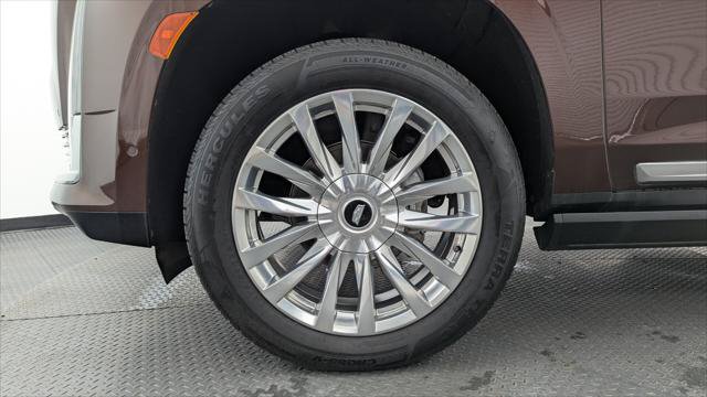 Used 2023 Cadillac Escalade ESV Premium Luxury w/ Performance Package AWD/4WD image 35