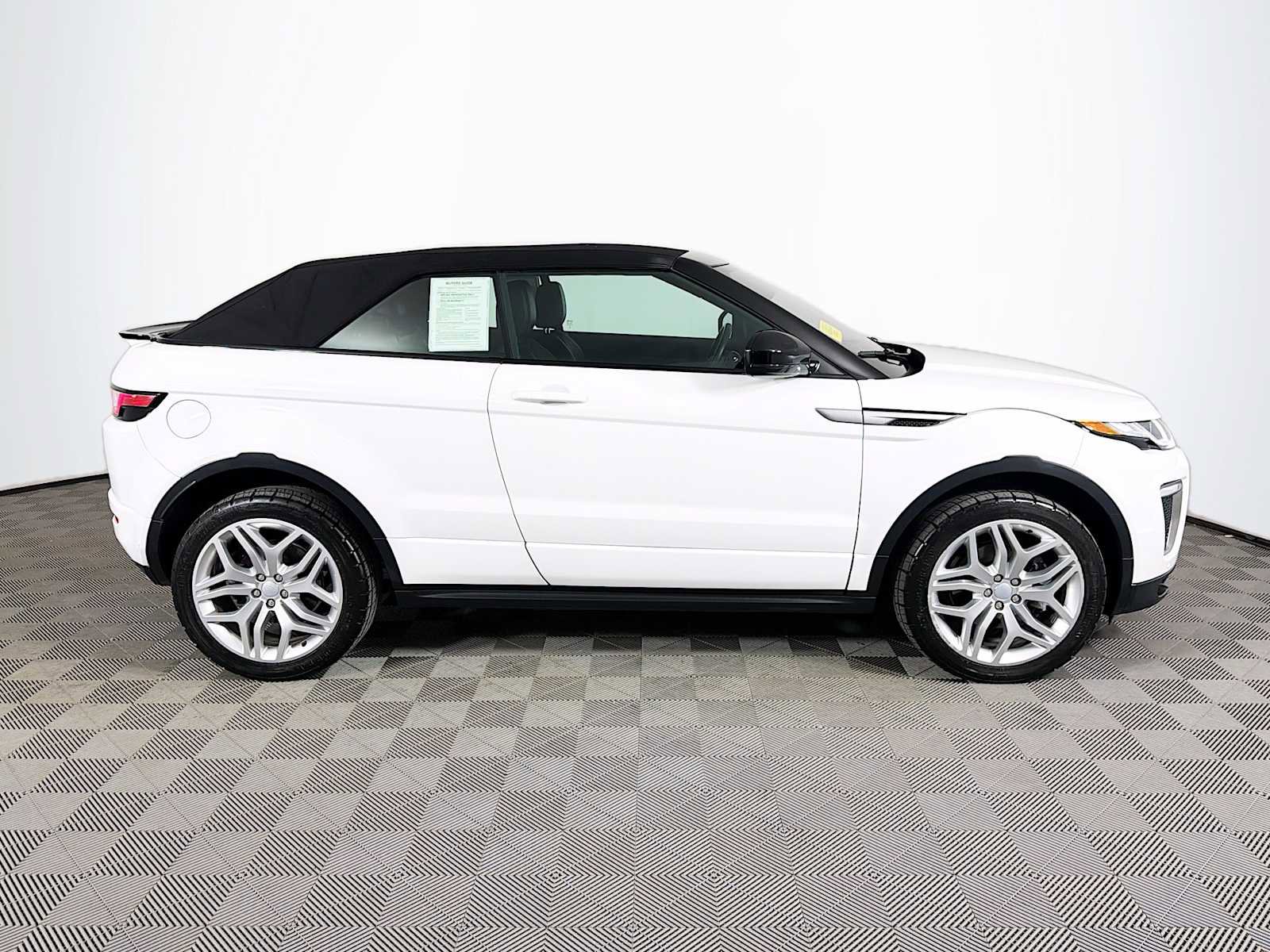 Used 2017 Land Rover Range Rover Evoque SE Dynamic image 4