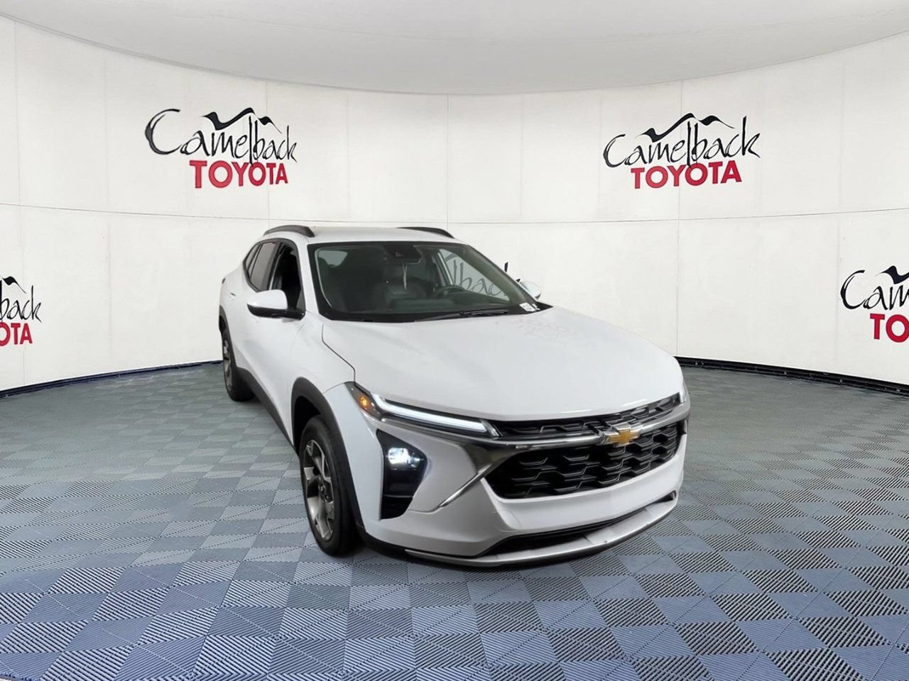 Used 2025 Chevrolet Trax LT FWD image 4