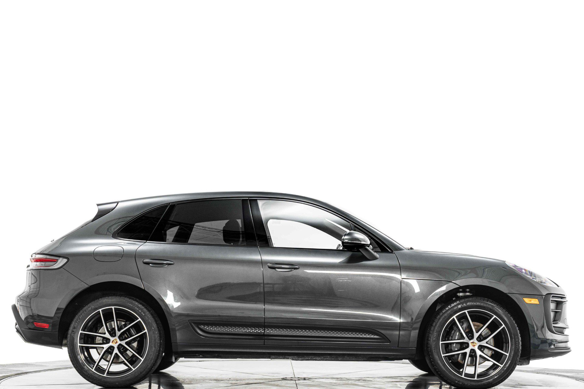 Used 2023 Porsche Macan image 2