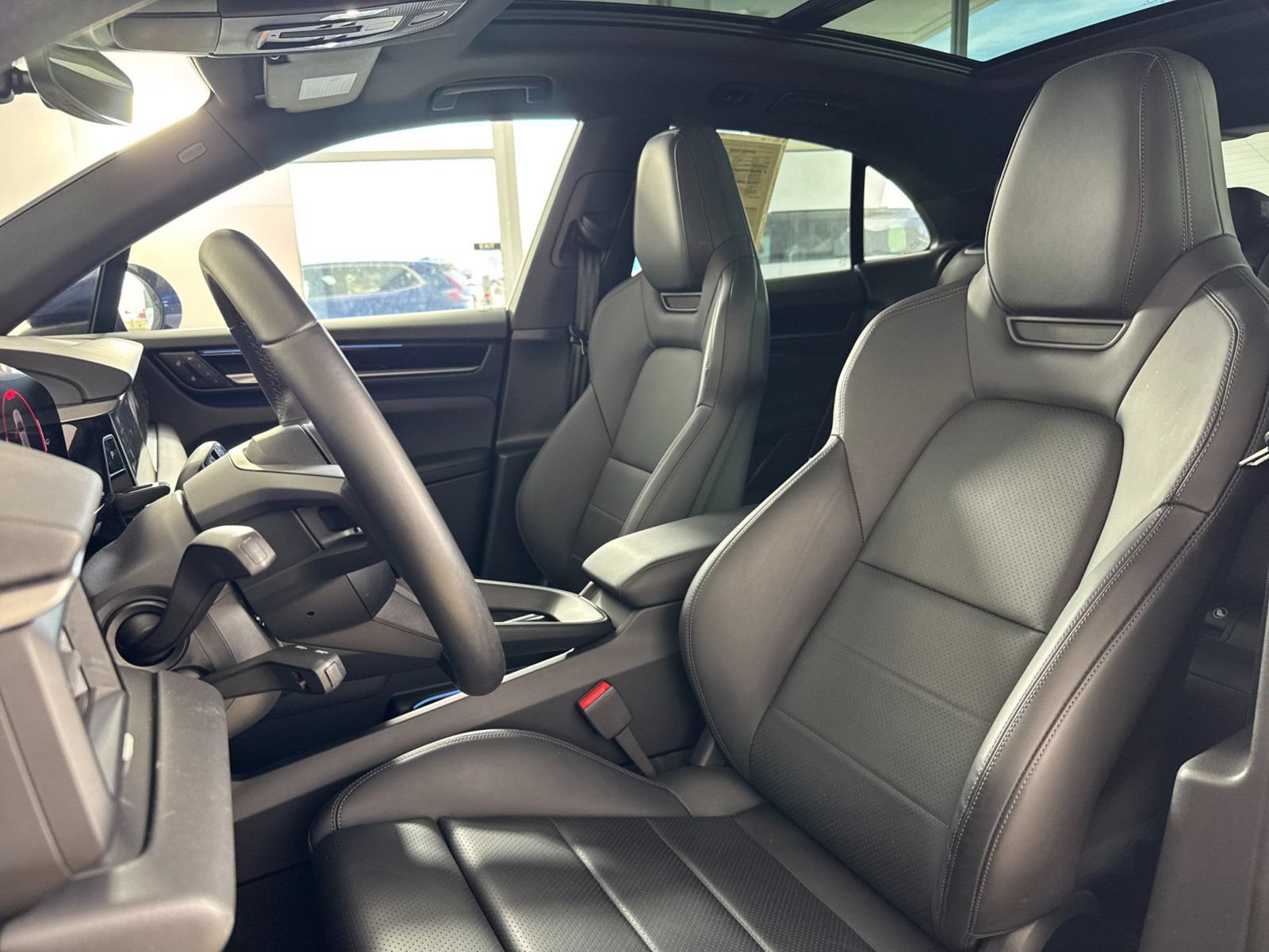 Certified 2025 Porsche Macan 4 Electric AWD/4WD image 5
