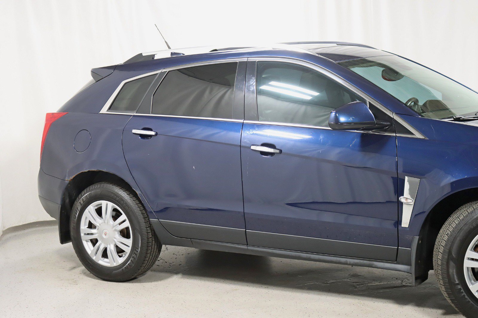 Used 2010 Cadillac SRX Luxury AWD/4WD image 3