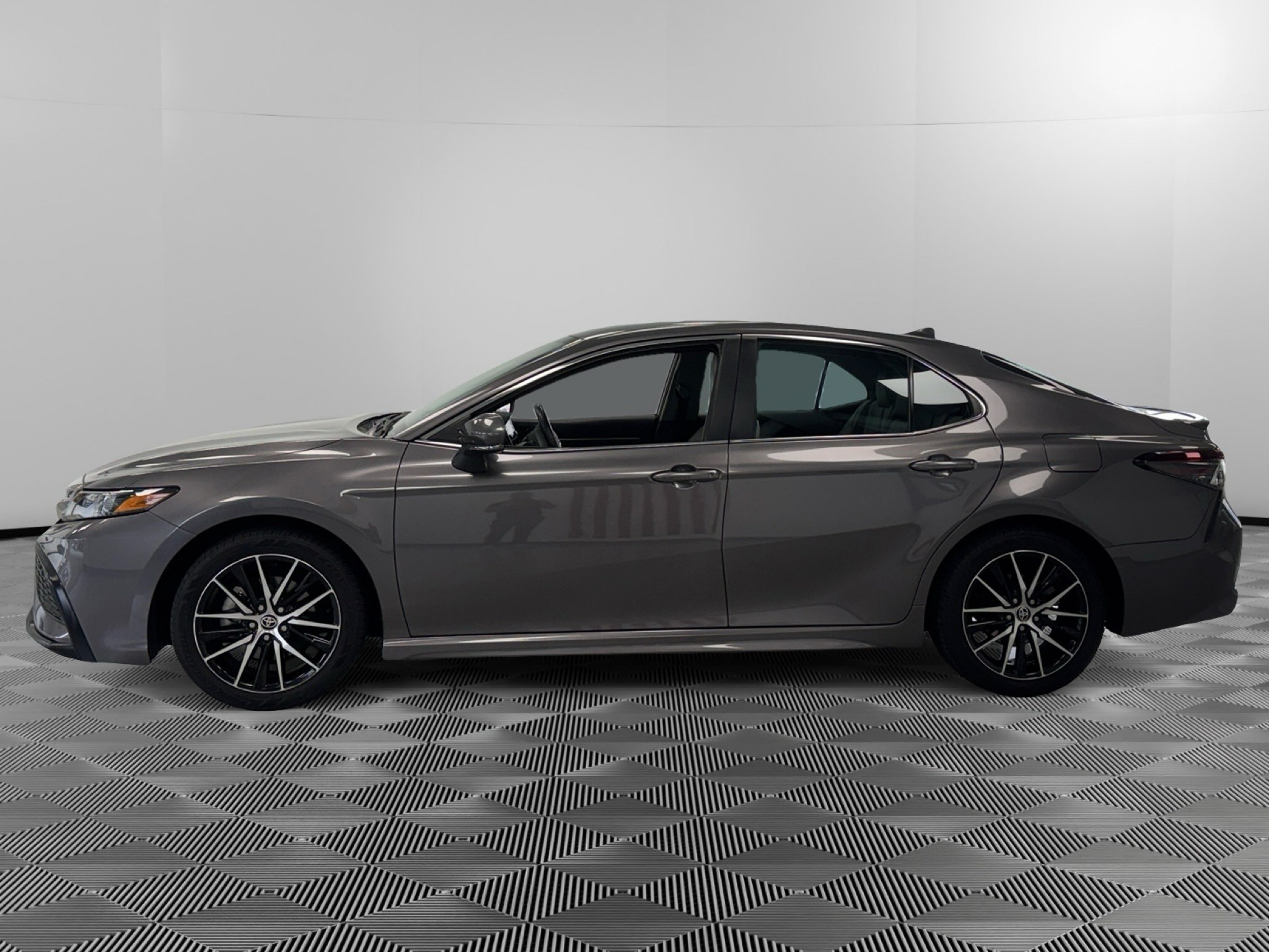 Used 2023 Toyota Camry SE FWD image 5