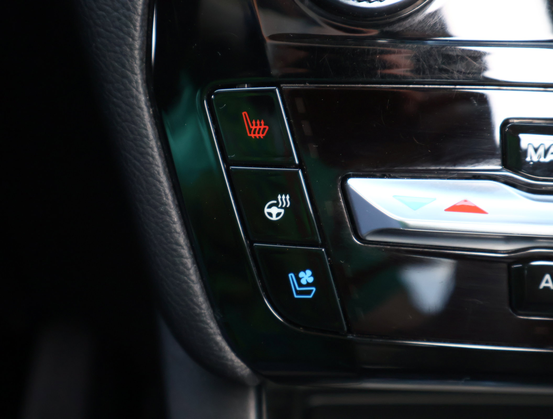 Used 2022 Ford Explorer Limited w/ Equipment Group 301A image 6