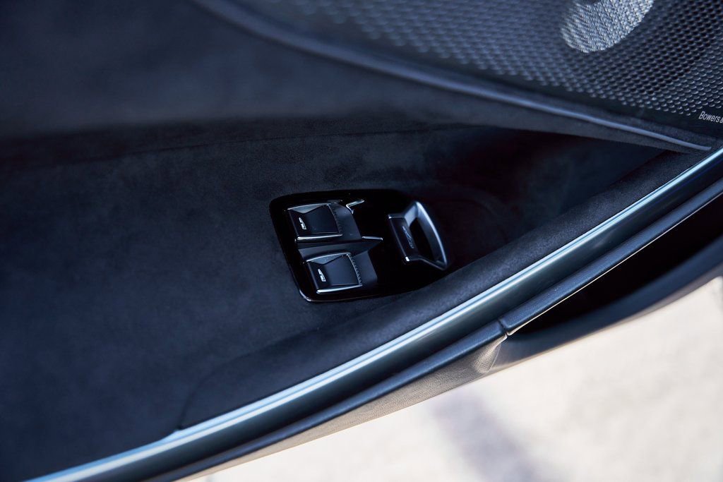 Used 2025 McLaren Artura Spider RWD image 39