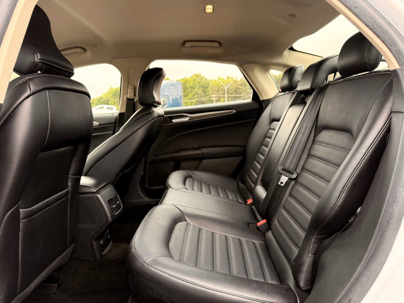 Used 2018 Ford Fusion SE w/ Equipment Group 602A FWD image 17