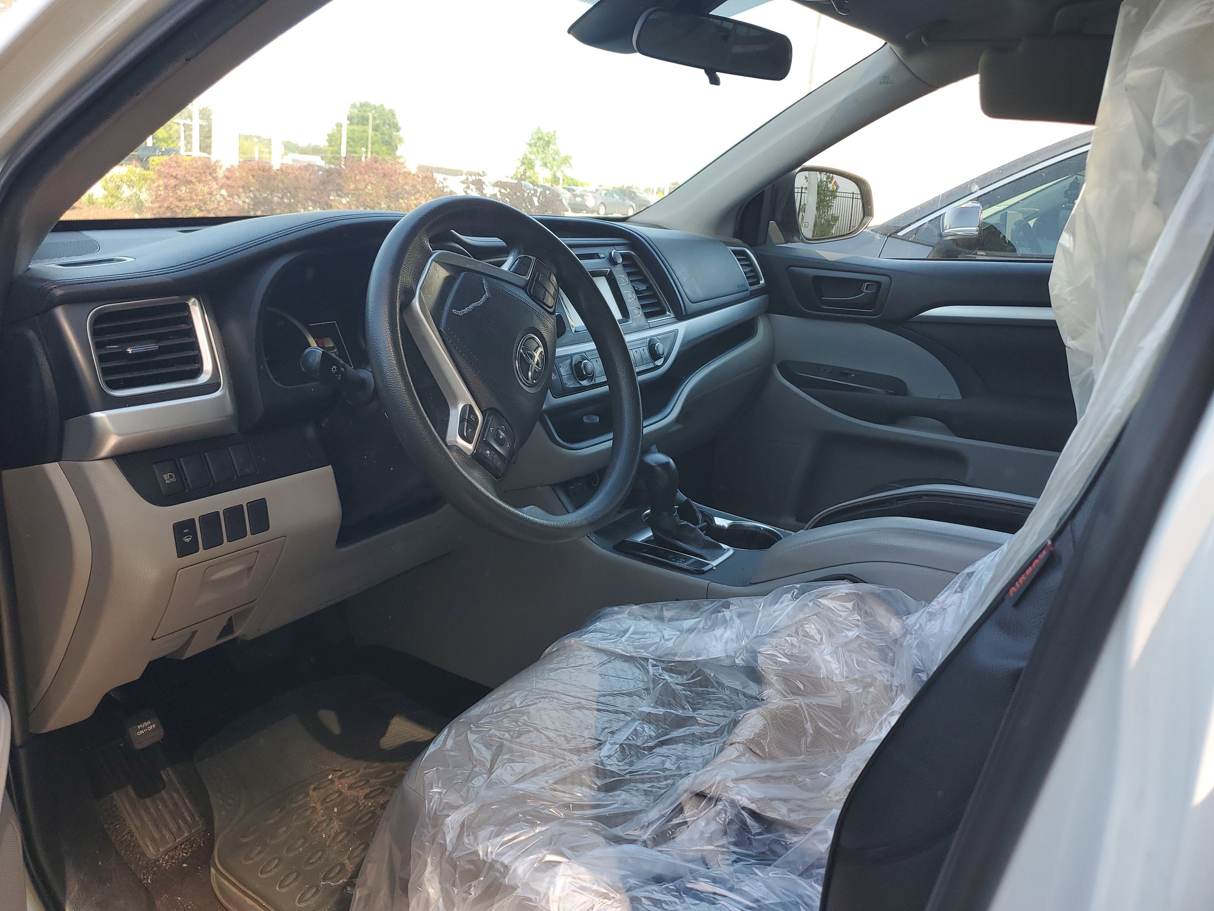 Used 2019 Toyota Highlander LE FWD image 7