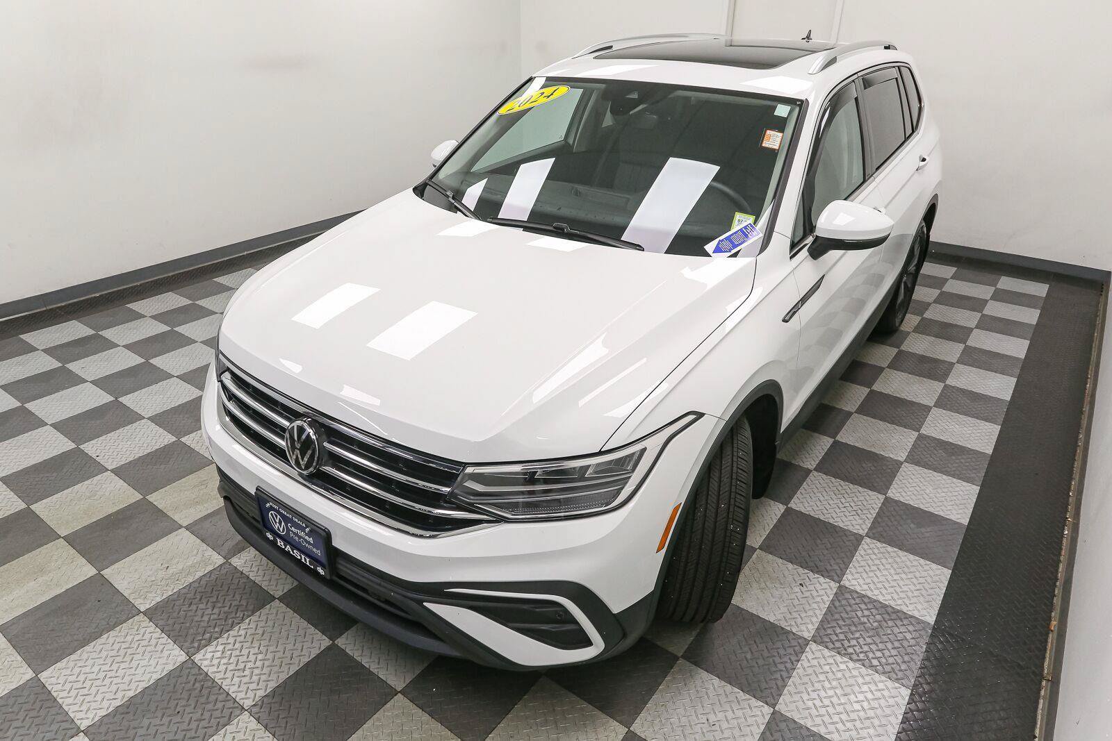 Certified 2024 Volkswagen Tiguan SE AWD/4WD image 7