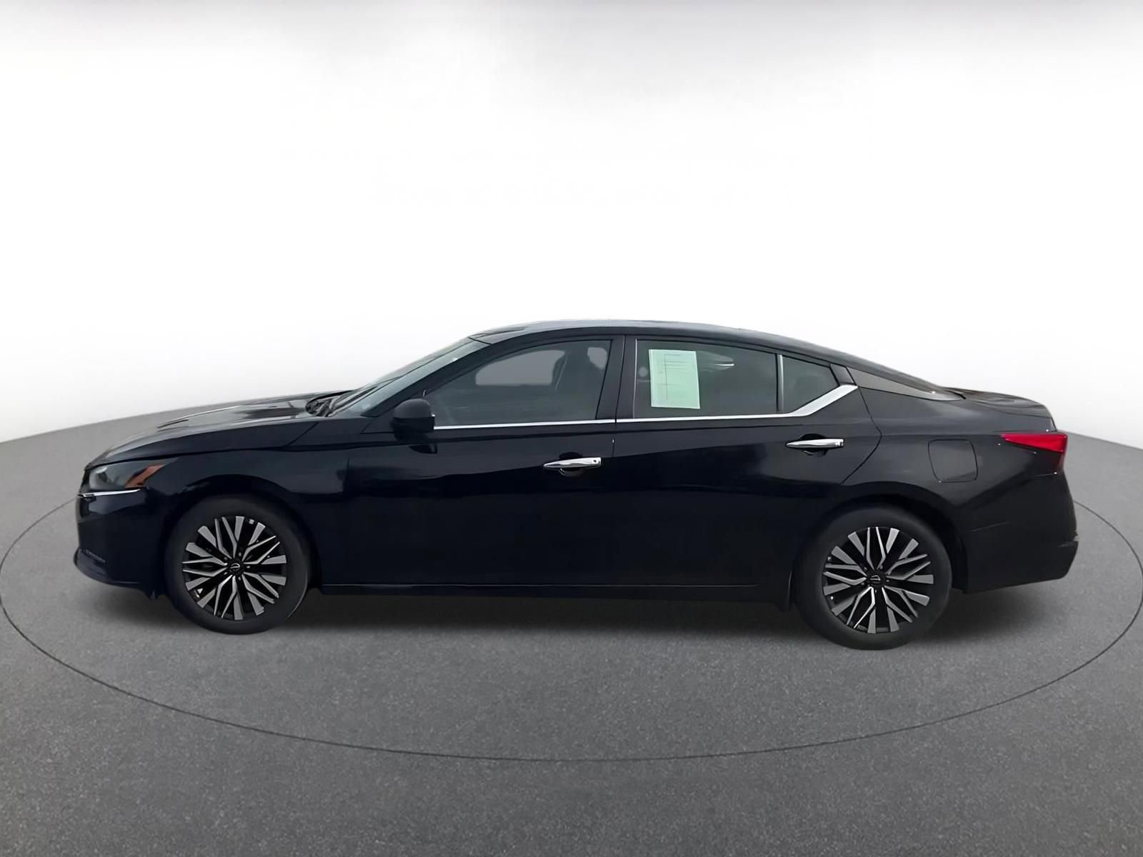 Used 2025 Nissan Altima 2.5 SV FWD image 9