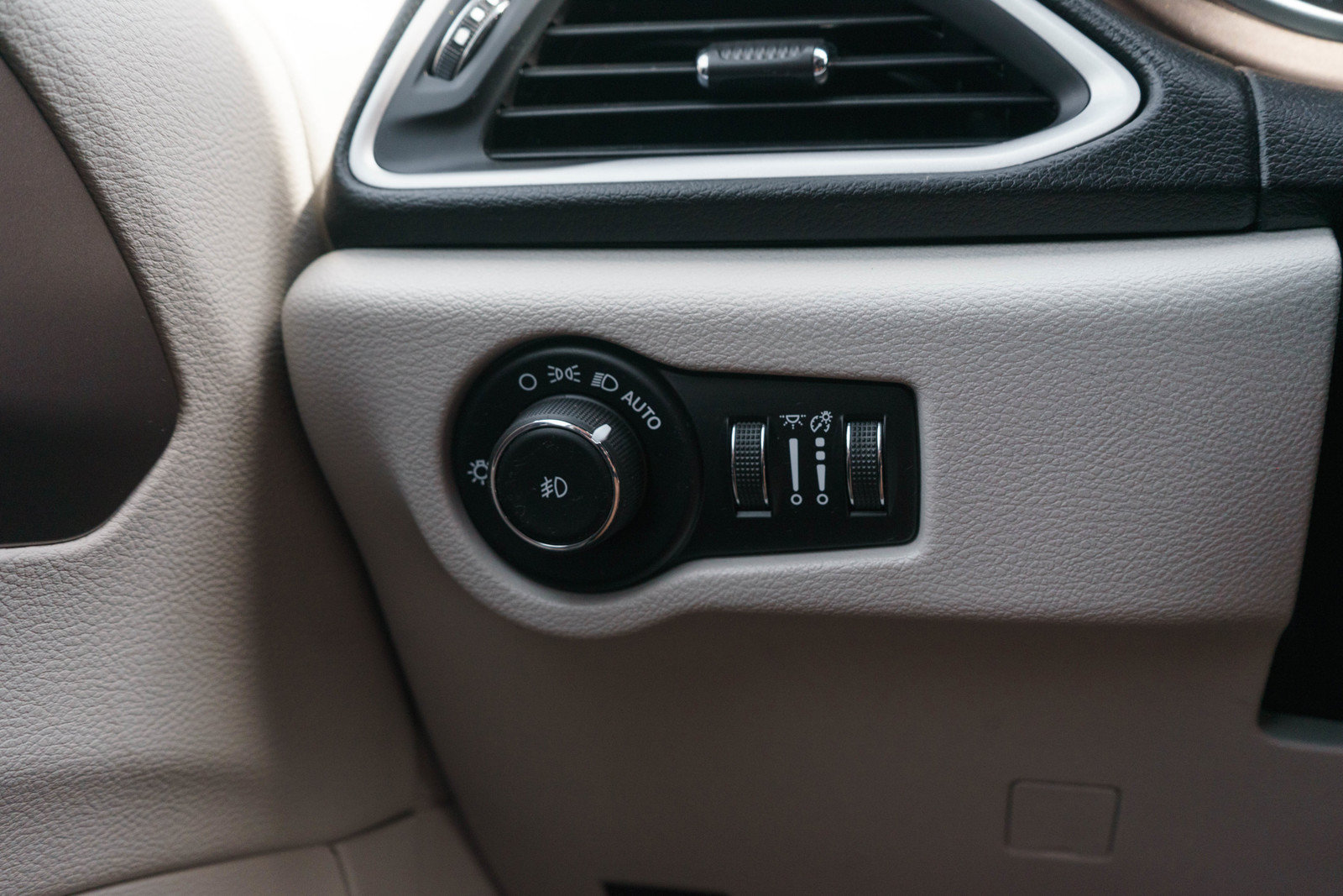Used 2019 Chrysler Pacifica Touring-L FWD image 25