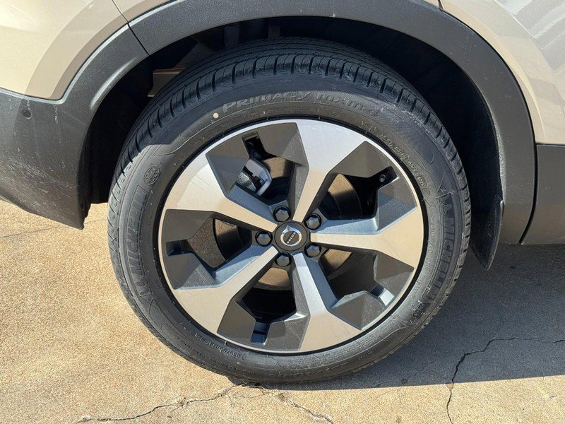 New 2026 Volvo XC40 B4 Plus w/ Climate Package image 4