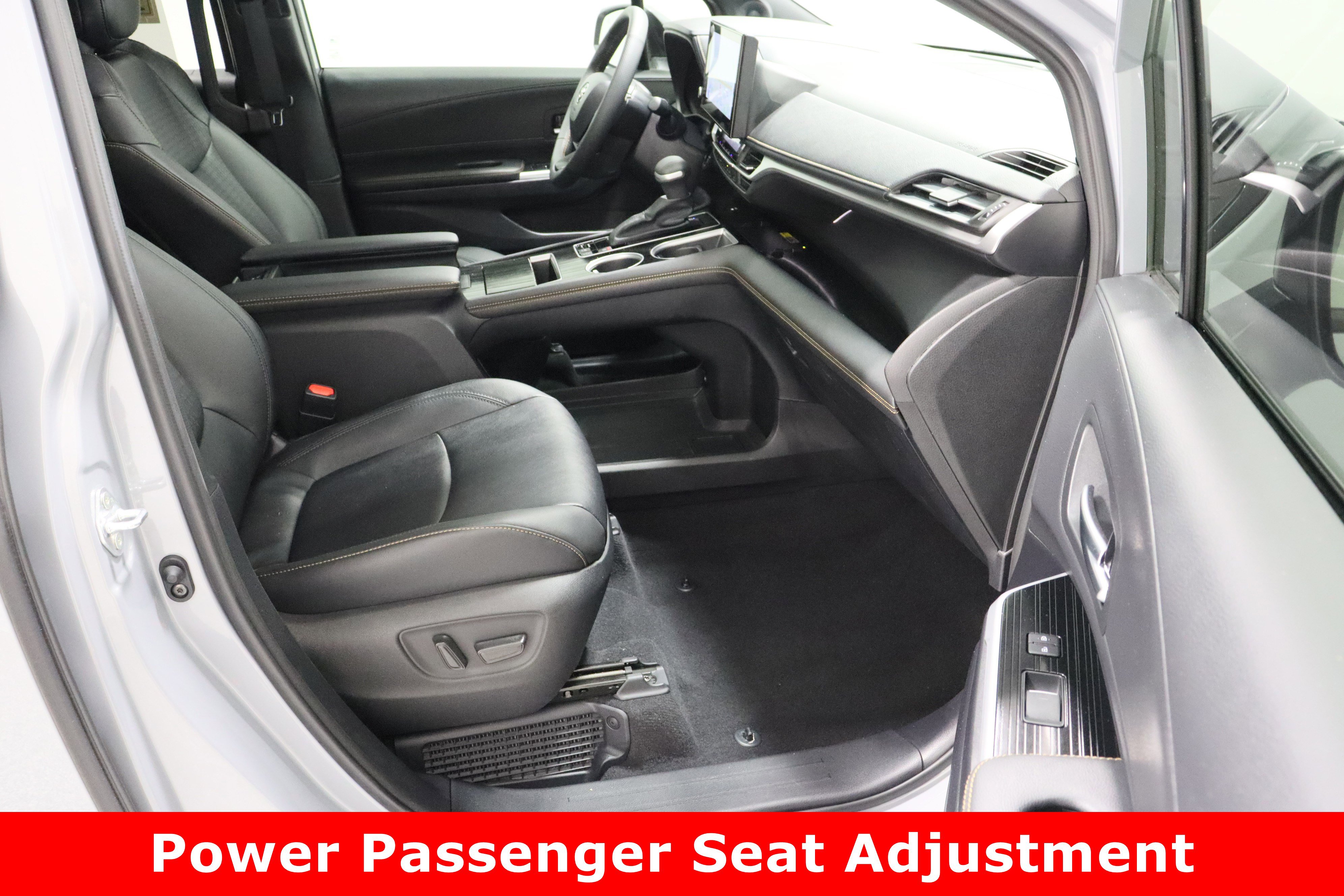 Used 2025 Toyota Sienna XLE Woodland Edition image 41