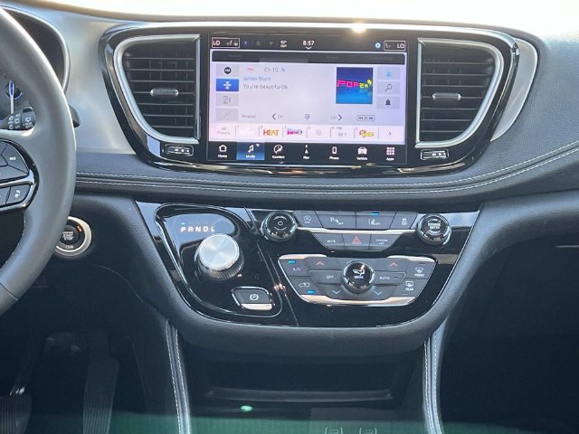 Used 2025 Chrysler Pacifica Limited FWD image 15