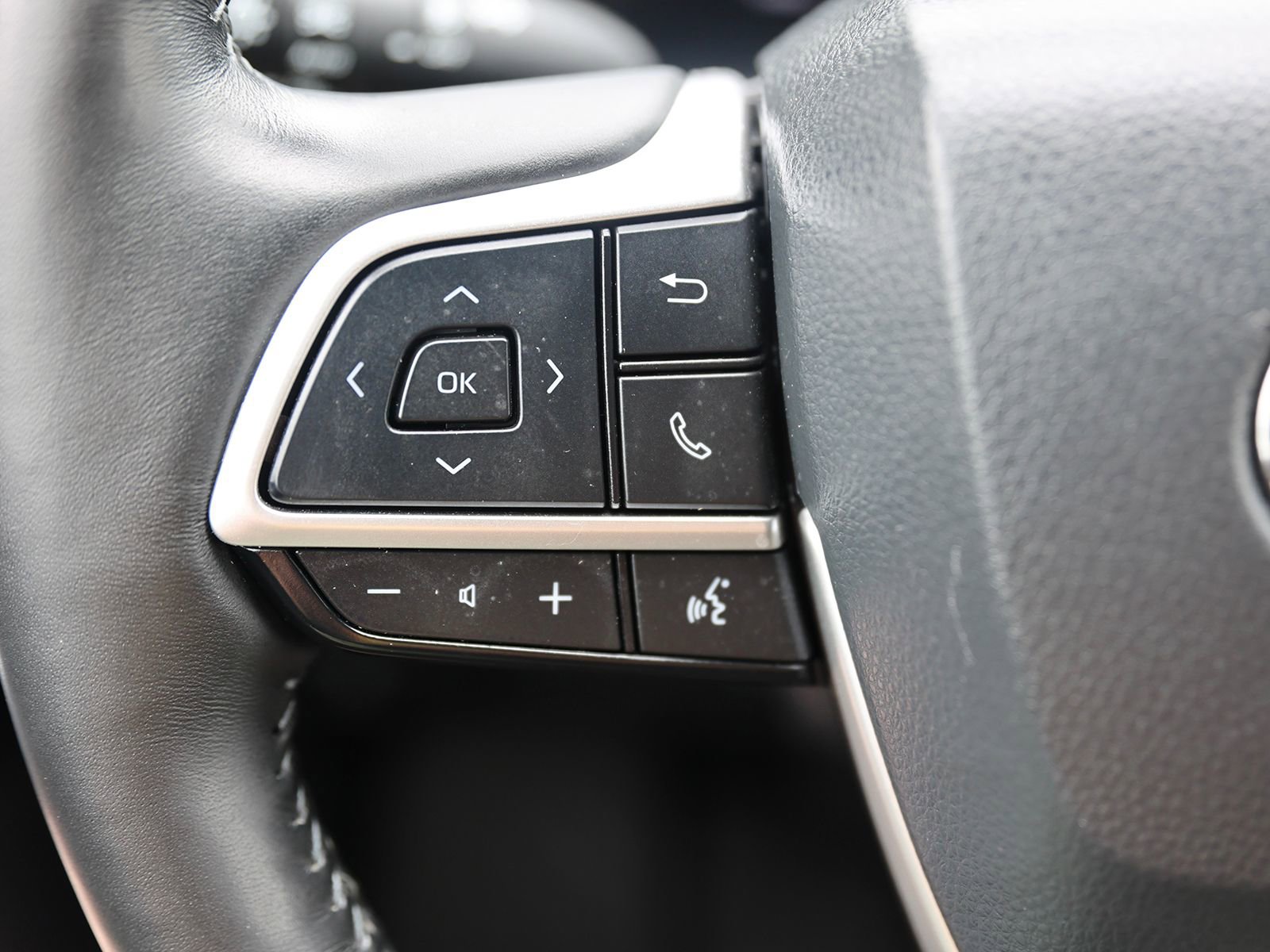 Used 2023 Toyota Highlander Platinum AWD/4WD image 42
