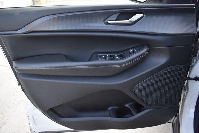 Used 2023 Jeep Grand Cherokee Laredo image 11