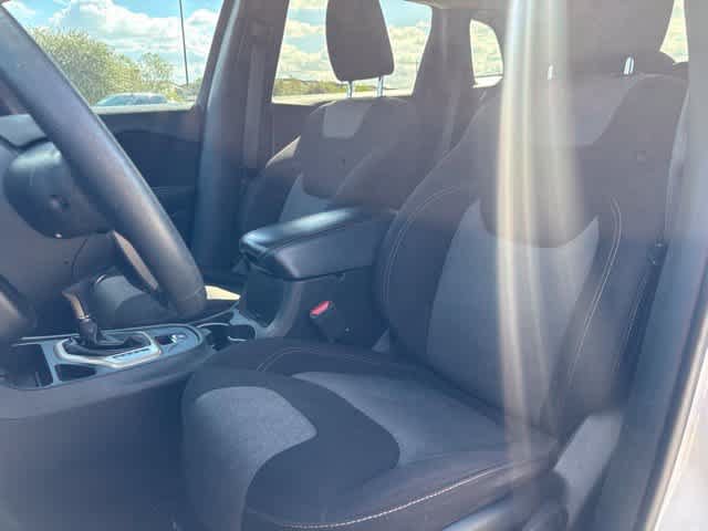 Used 2018 Jeep Cherokee Latitude FWD image 21