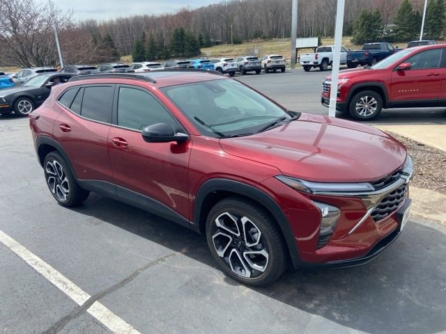 Used 2025 Chevrolet Trax RS w/ Sunroof Package FWD image 2