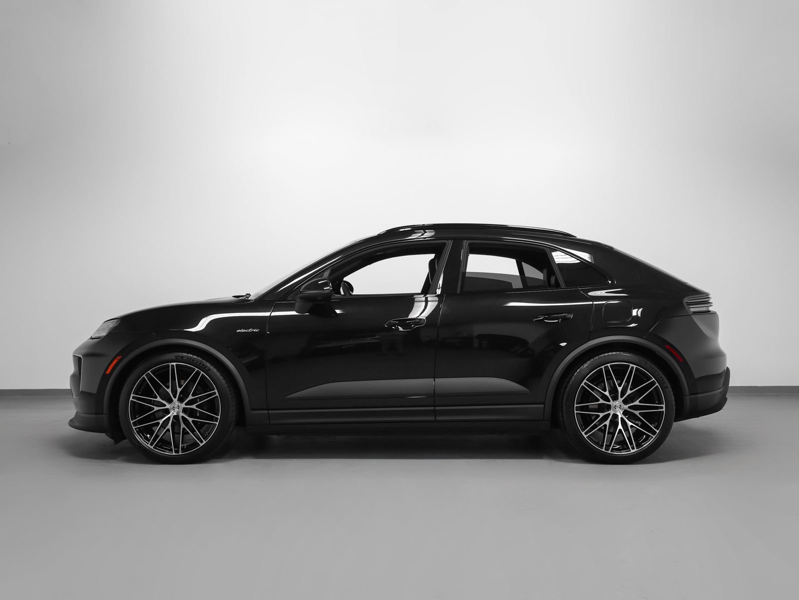 New 2026 Porsche Macan 4 Electric AWD/4WD image 2