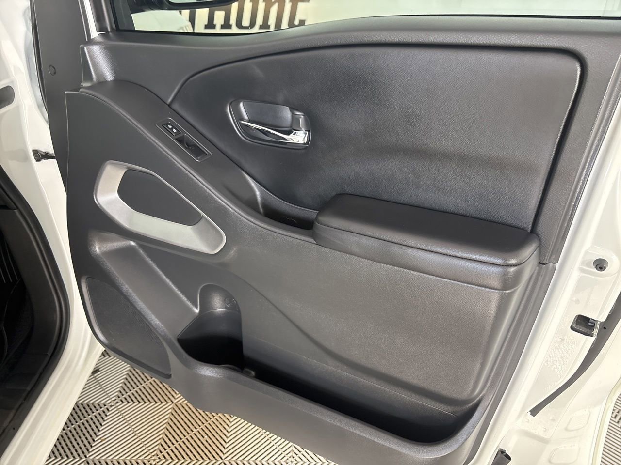 Used 2025 Nissan Frontier SV w/ SV Convenience Package image 26