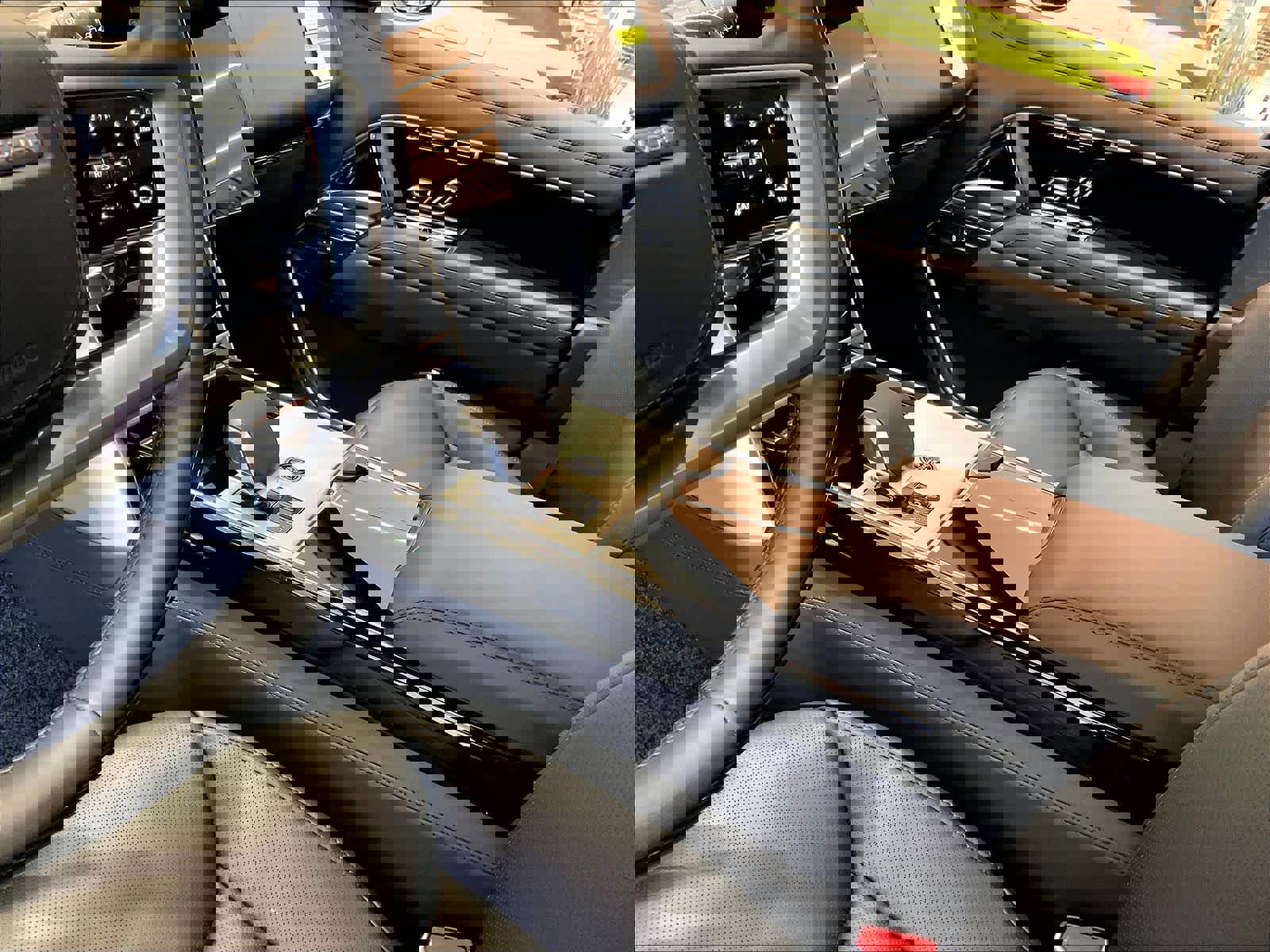 New 2025 Land Rover Range Rover SE image 9