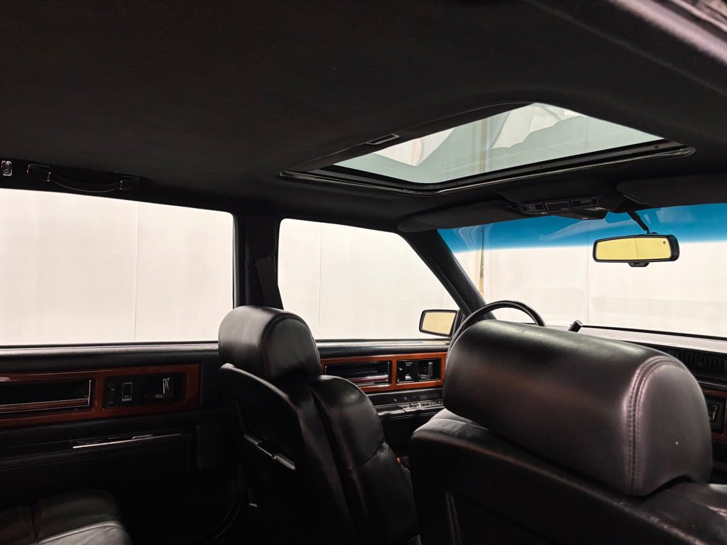 Used 1993 Cadillac Fleetwood Sedan FWD image 25