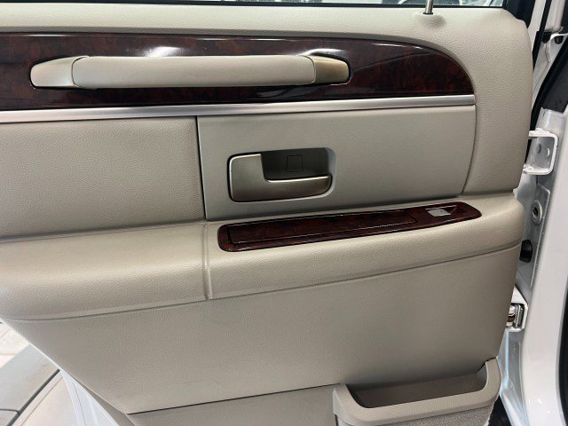 Used 2009 Lincoln Town Car Signature Limited image 28