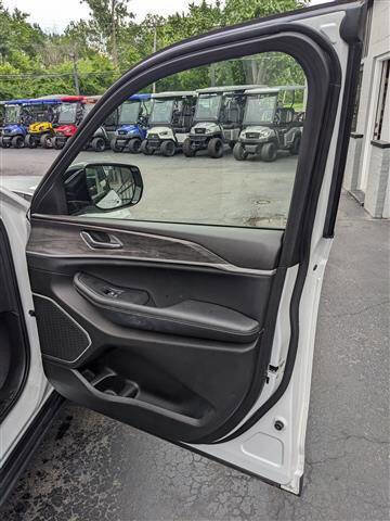 Used 2022 Jeep Grand Cherokee Limited image 17