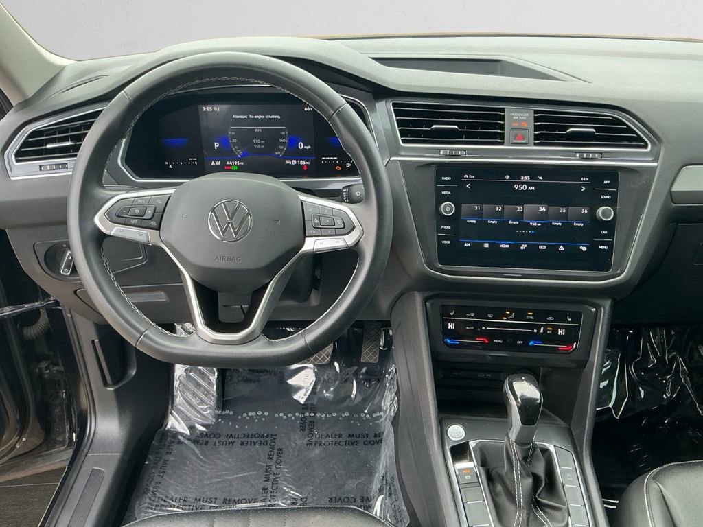 Used 2023 Volkswagen Tiguan SE w/ Panoramic Sunroof Package image 10
