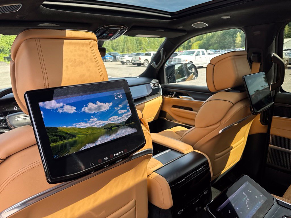 Used 2025 Jeep Grand Wagoneer L Series III w/ Rear Seat Video Group 1 AWD/4WD image 29