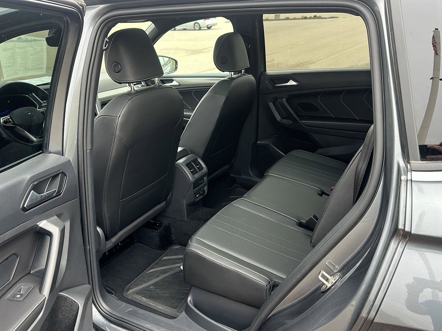 Used 2022 Volkswagen Tiguan SE R-Line image 21