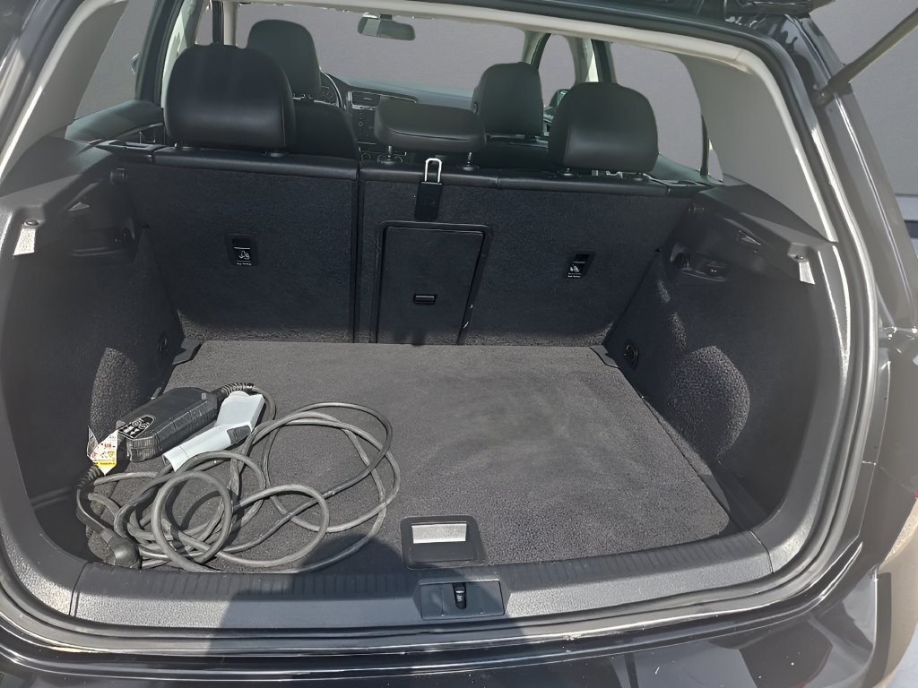 Used 2018 Volkswagen e-Golf SEL FWD image 9