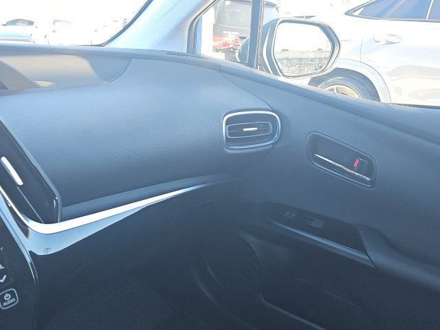Used 2022 Toyota Prius L Eco image 32