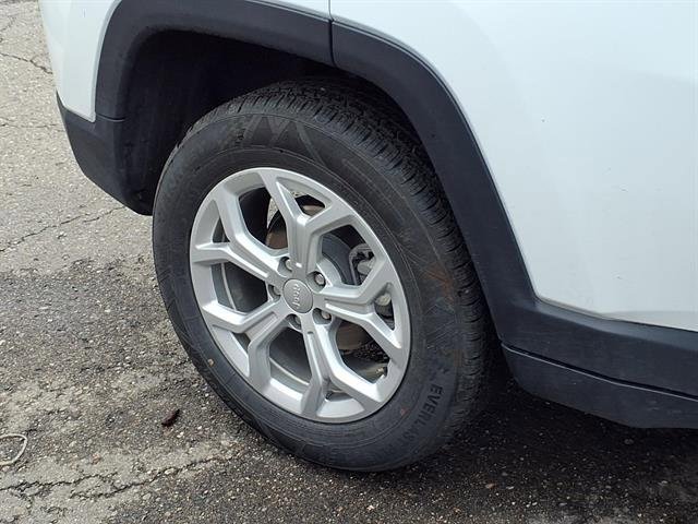 Used 2024 Jeep Compass Latitude AWD/4WD image 8