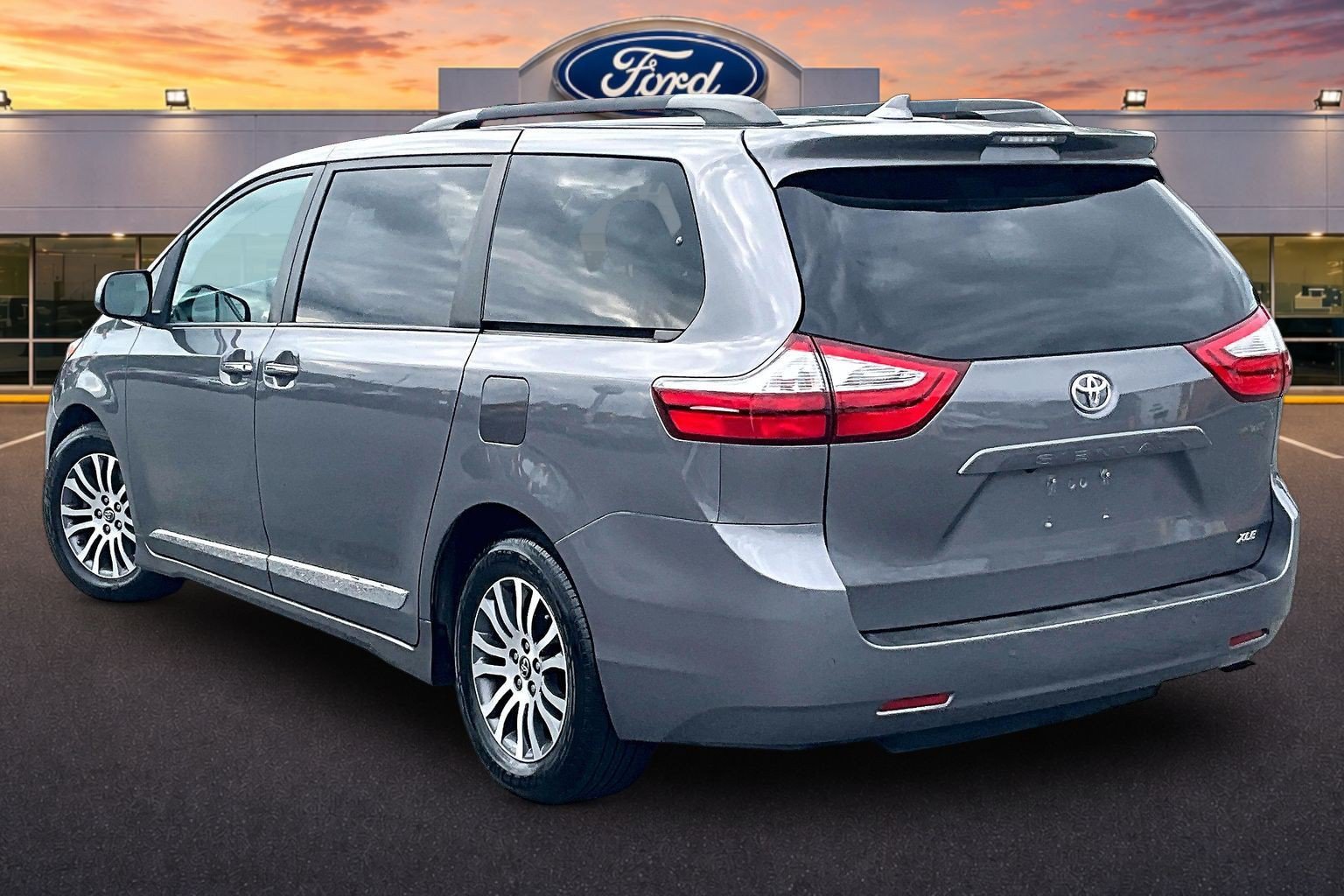 Used 2018 Toyota Sienna XLE w/ XLE Navigation Package FWD video 2