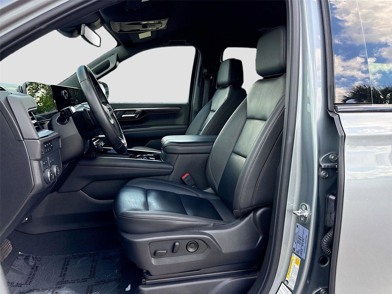 Used 2025 Chevrolet Suburban Z71 AWD/4WD image 21