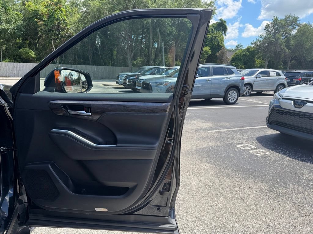Used 2022 Toyota Highlander Limited FWD image 31