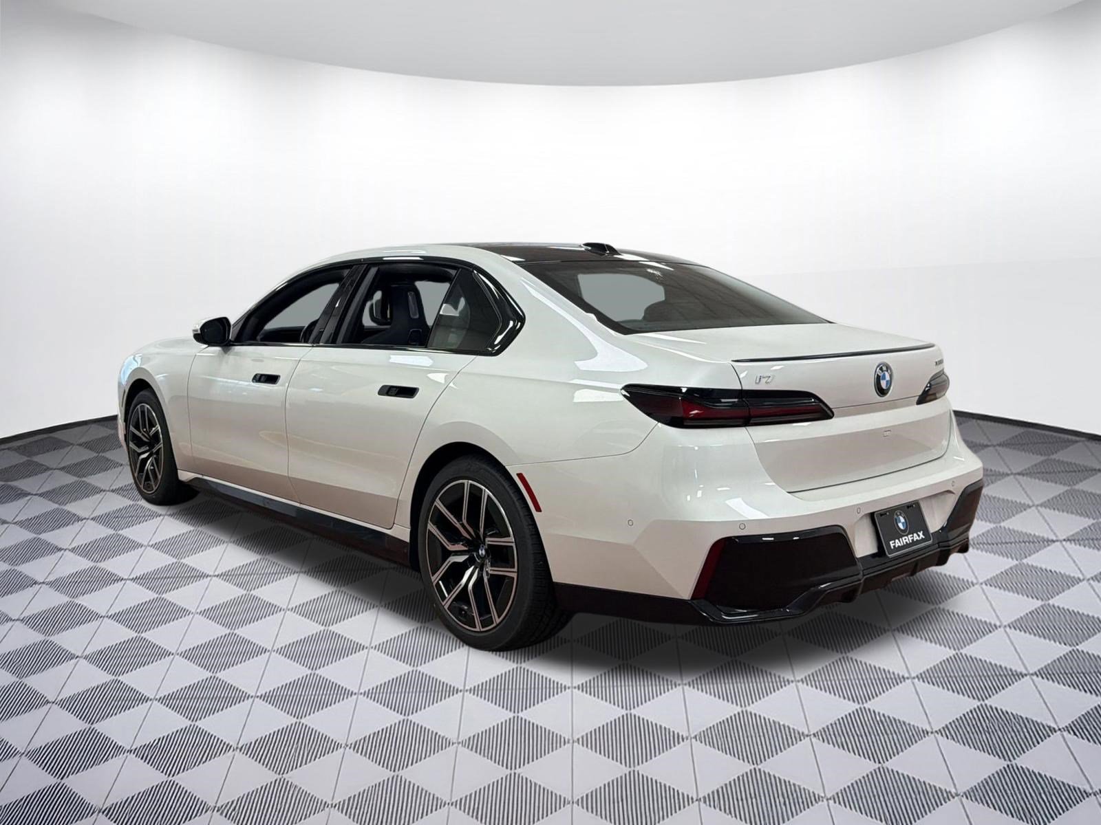 Used 2024 BMW i7 xDrive60 w/ Executive Package AWD/4WD image 3